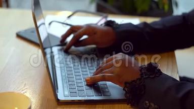 非裔美国女商人，手提电脑和纸。 忙碌的女人在网上银行<strong>理财</strong>